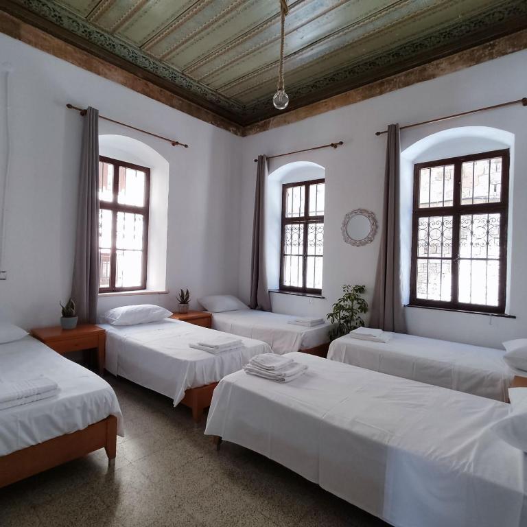 Rhodes Youth Hostel - 8