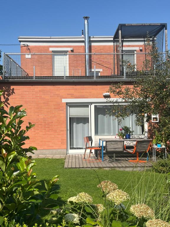 una casa con tavolo e panchina in un cortile di Baťovský domek a Zlín