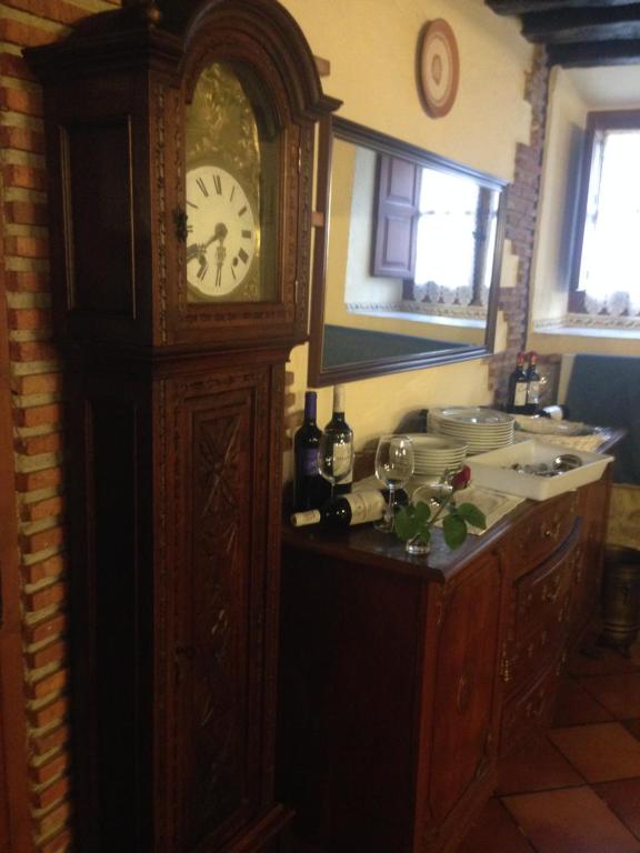 Lalastra的住宿－Valderejo Etxea，一个带水槽的房间里,一个大型的木制祖父钟