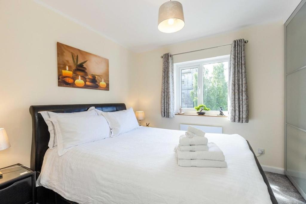 Postel nebo postele na pokoji v ubytování Modern 2 Bed Apartment Near City Centre with Free Parking