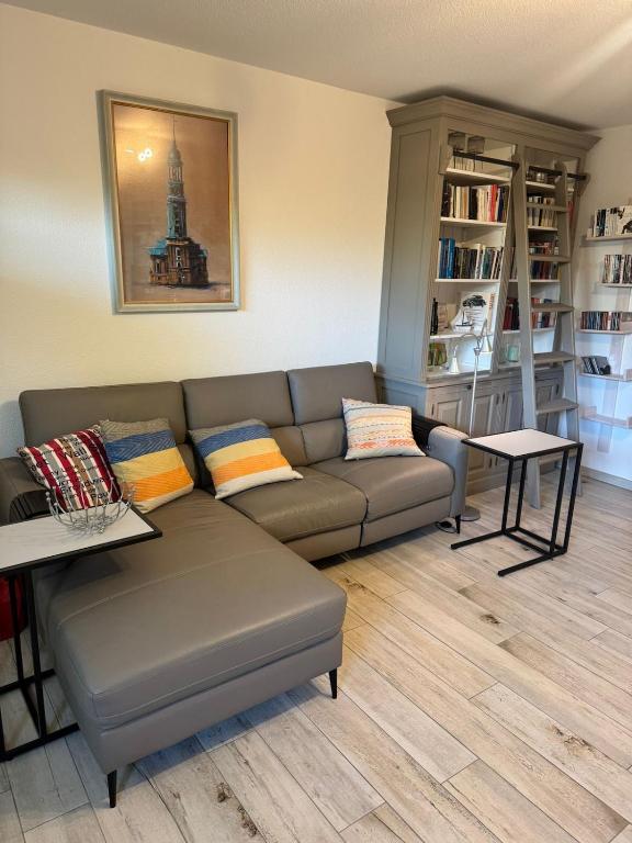 a living room with a couch and tables at Ostseeperle Zingst, strandnahes 3-Zimmer Apartment in Zingst