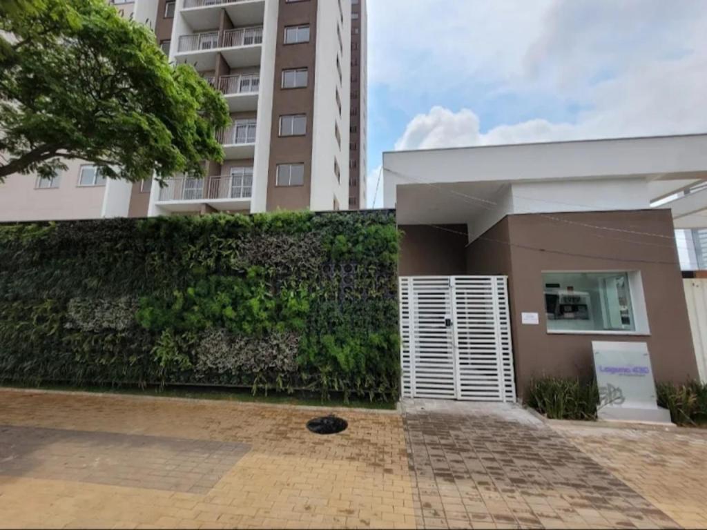 a building with a gate in front of a building at Studio aconchegante e funcional in Sao Paulo