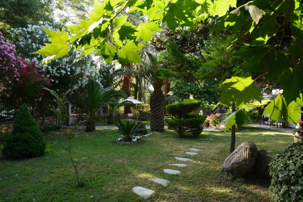 プラタモナスにあるMarina's Houseの草の小道のある庭