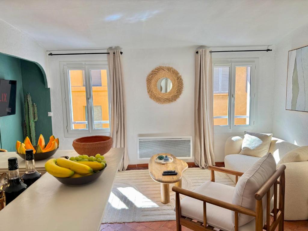 ein Wohnzimmer mit einem Tisch mit Bananen darauf in der Unterkunft Refuge reposant - Centre ville - Espace Bureau in Aix-en-Provence