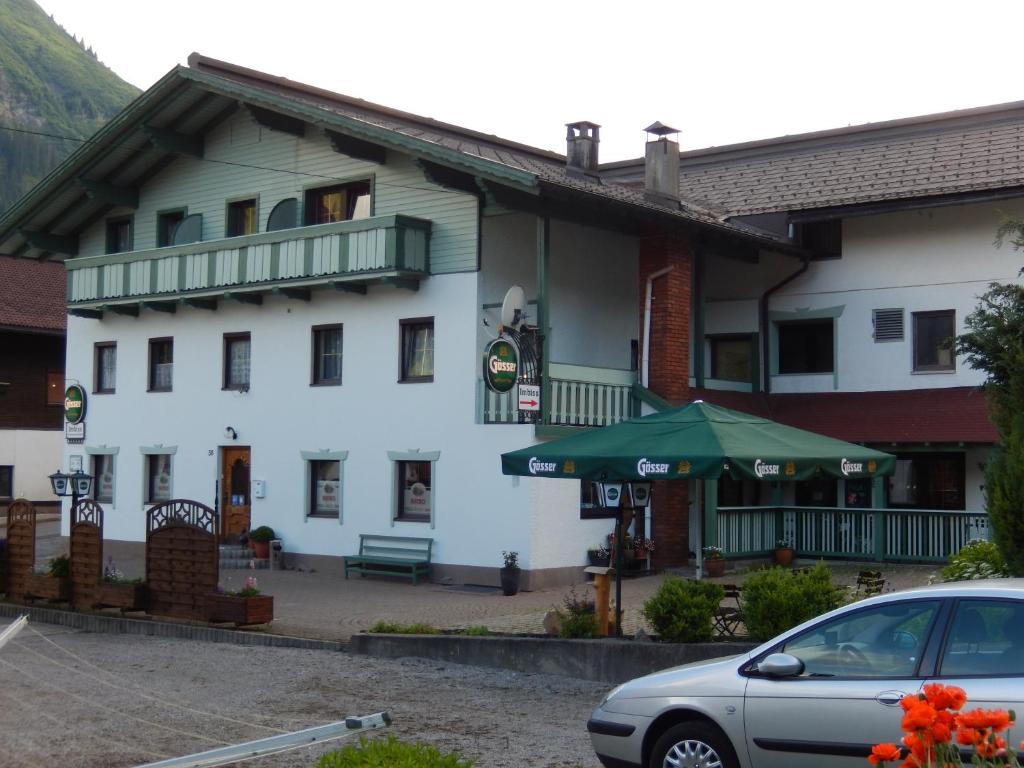 The building in which a vendégházakat is located