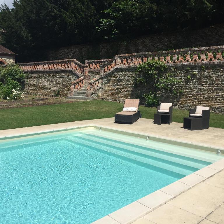 Bazén v ubytování Le Manoir de Bénédicte B&B nebo v jeho okolí