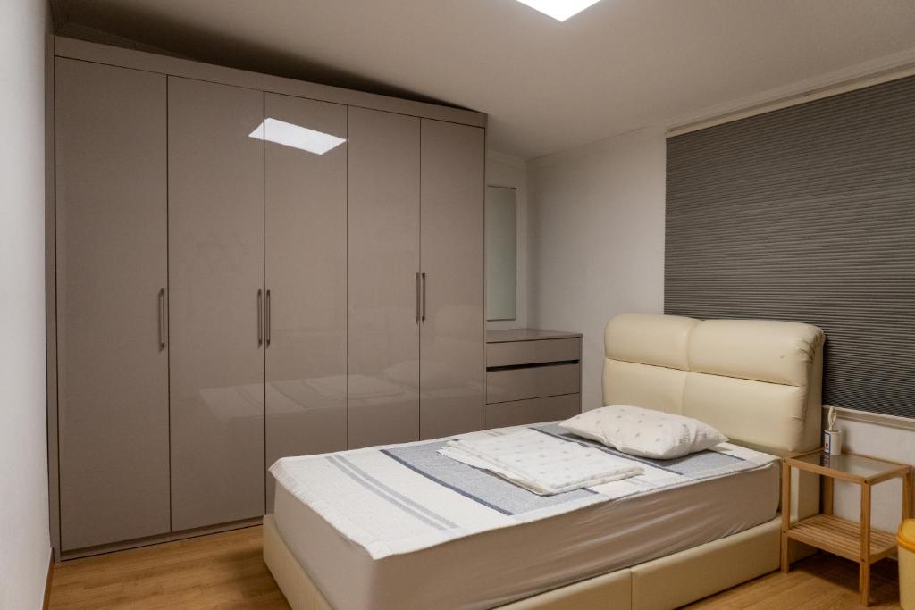 Giường trong phòng chung tại Record