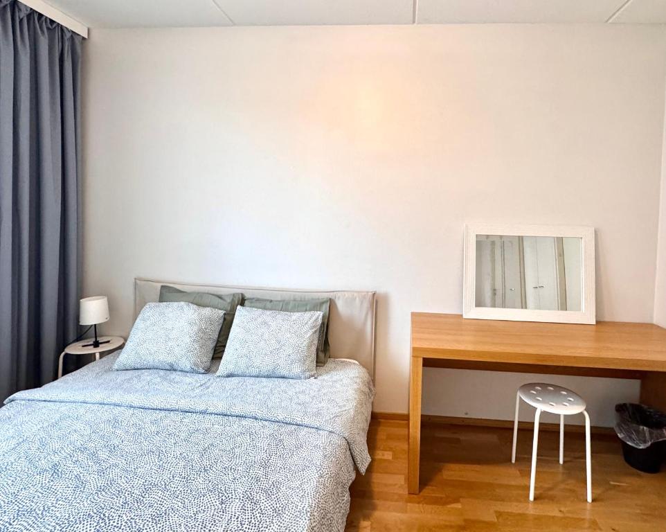 Ένα ή περισσότερα κρεβάτια σε δωμάτιο στο Warm and cozy one-bedroom & Sauna