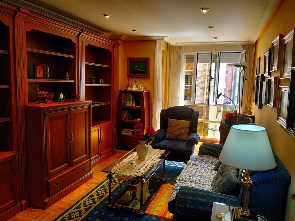 a living room with a couch and a table at Precioso apartamento en el Paraíso Natural 