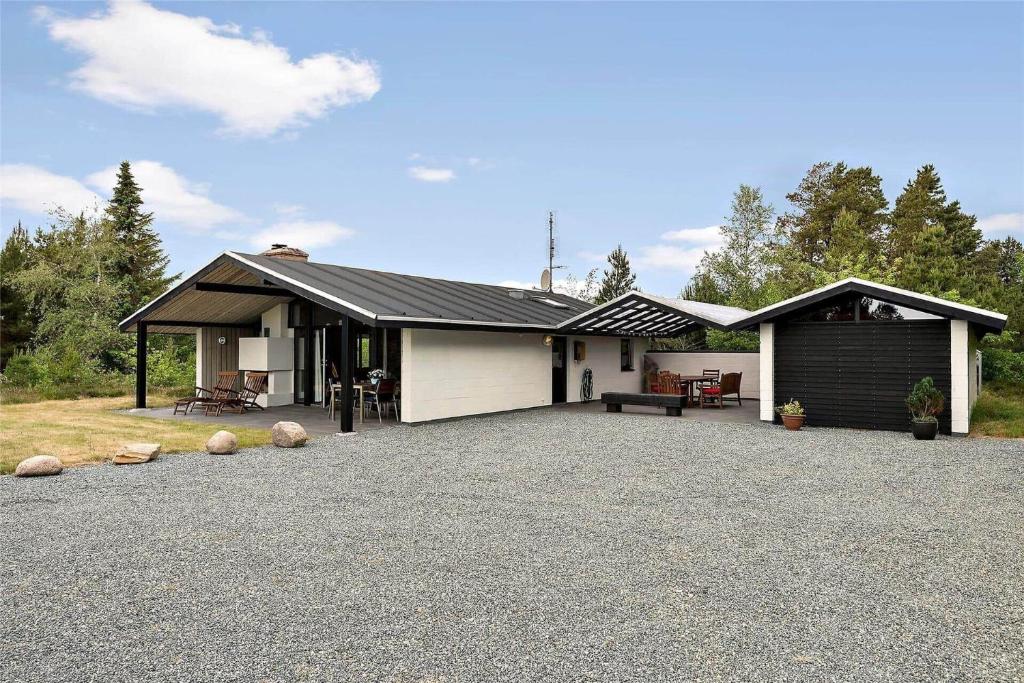 een huis met een garage en een oprit bij 0321-Romo-Stormengevej-4 in Mølby