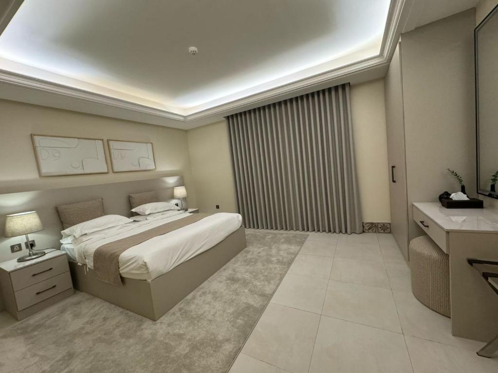 een hotelkamer met een bed, een wastafel en een badkamer bij Alarjan Dream in Riyad