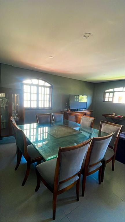 a dining room with a table and chairs at Casa aconchego em Angra in Angra dos Reis