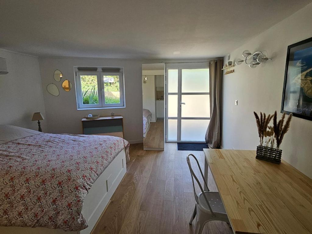 Ένα ή περισσότερα κρεβάτια σε δωμάτιο στο Studio cosy, avec entrée privée, calme, 15 min de Lyon, possibilité facture