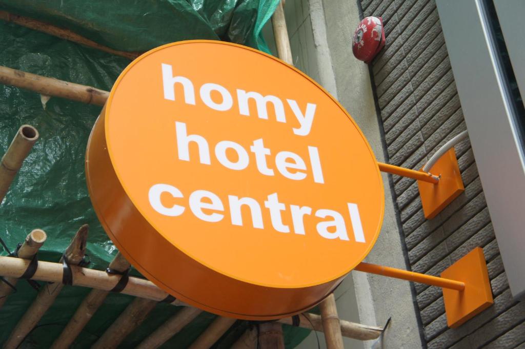Vottorð, verðlaun, skilti eða annað skjal til sýnis á Homy Central