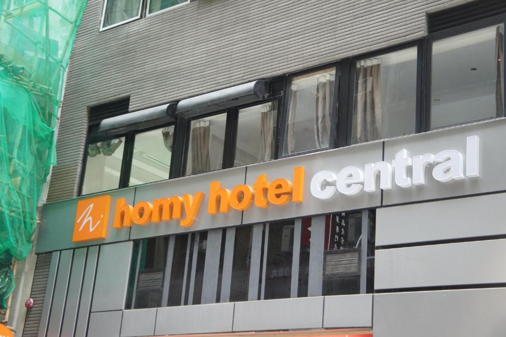 una señal para un hotel aury central en el lateral de un edificio en Homy Central en Hong Kong