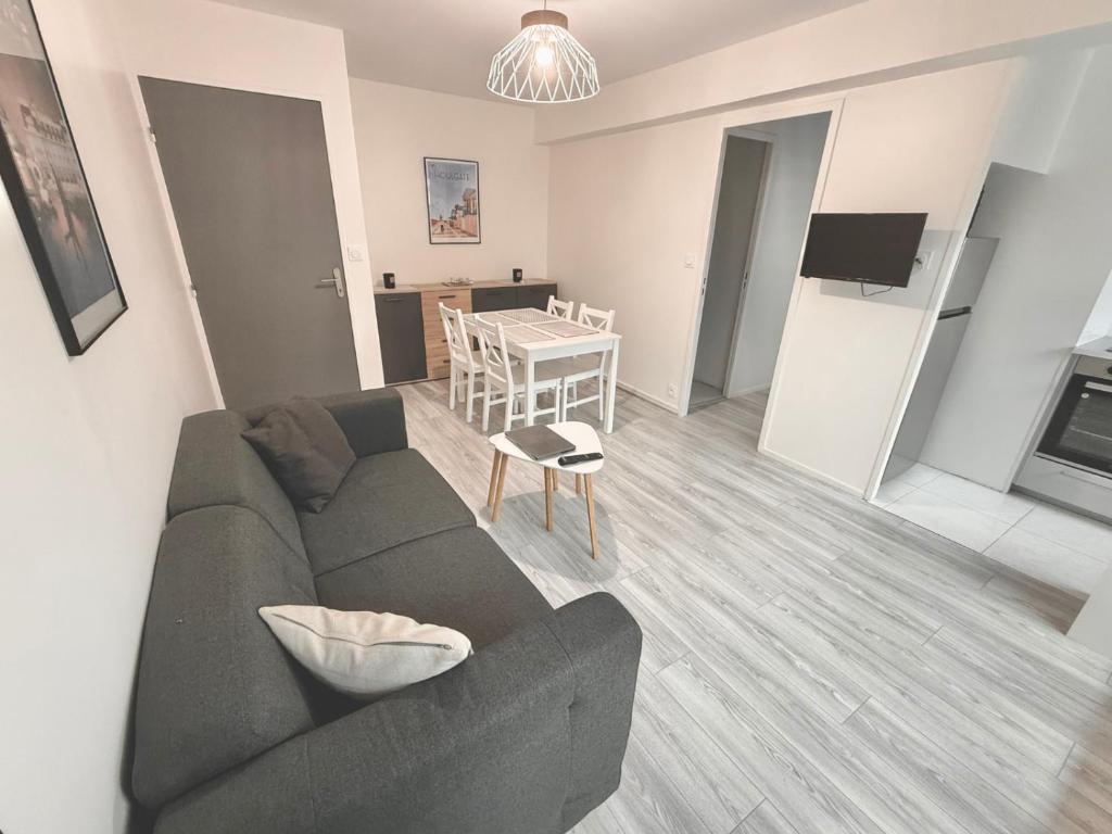 Η κουζίνα ή μικρή κουζίνα στο 2 Bedrooms Seaside, Wifi & Linen, Equipped Kitchen