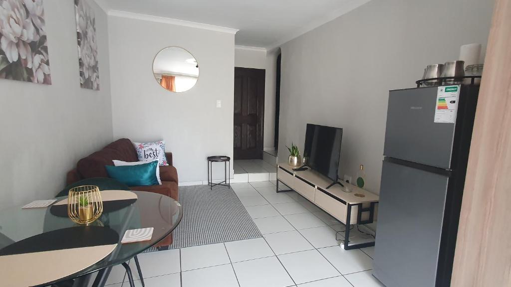 Un televizor și/sau centru de divertisment la Sandalion Cottage near OR Tambo Airport & Greenstone
