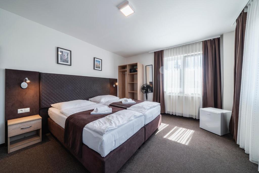 Penzion Homér Slaný - Doppel- Oder Zweibettzimmer Mit Terrasse