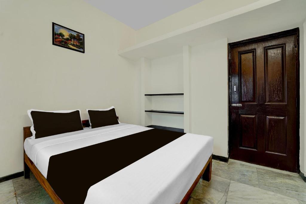 Postel nebo postele na pokoji v ubytování Hotel O Meera Home Stays - 1 BHK