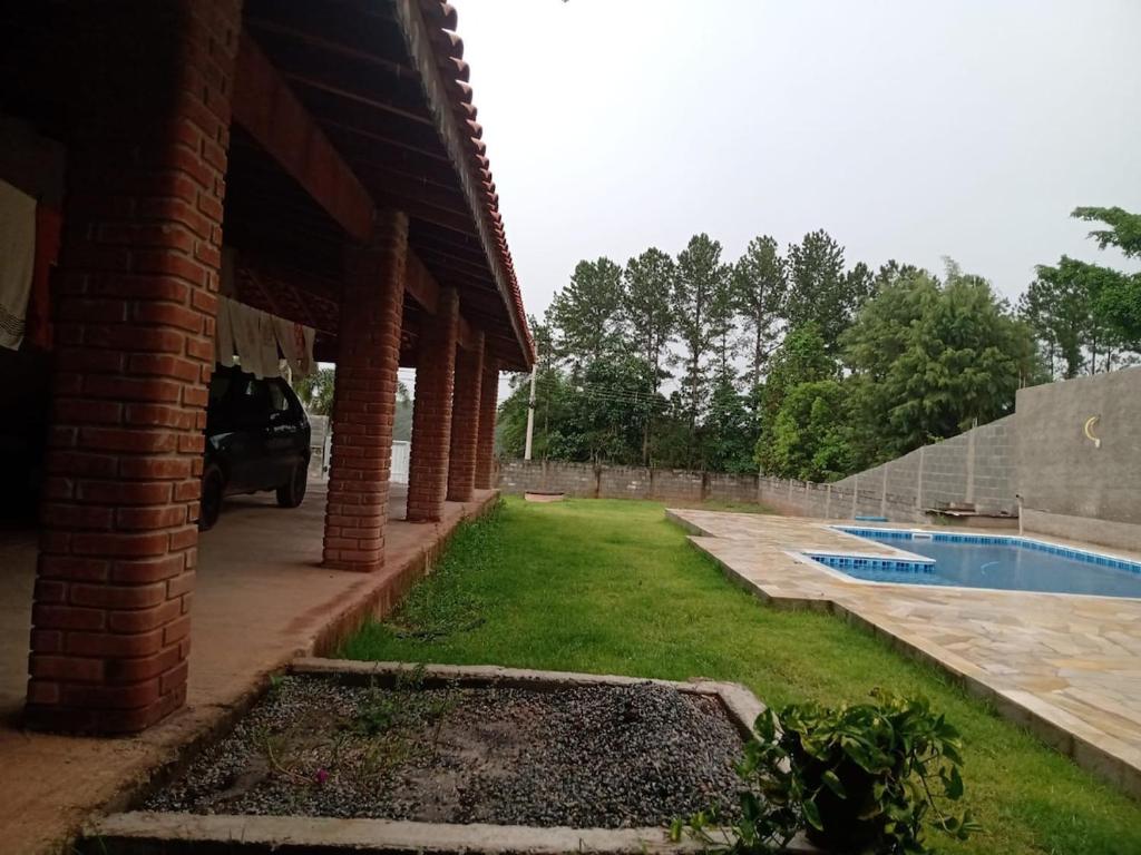 a house with a yard with a swimming pool at Chácara da Nina - Itatiba in Itatiba