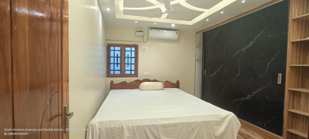 ポートブレアにあるPort Begusaraiのベッドルーム1室(壁にチョークボードのベッド1台付)