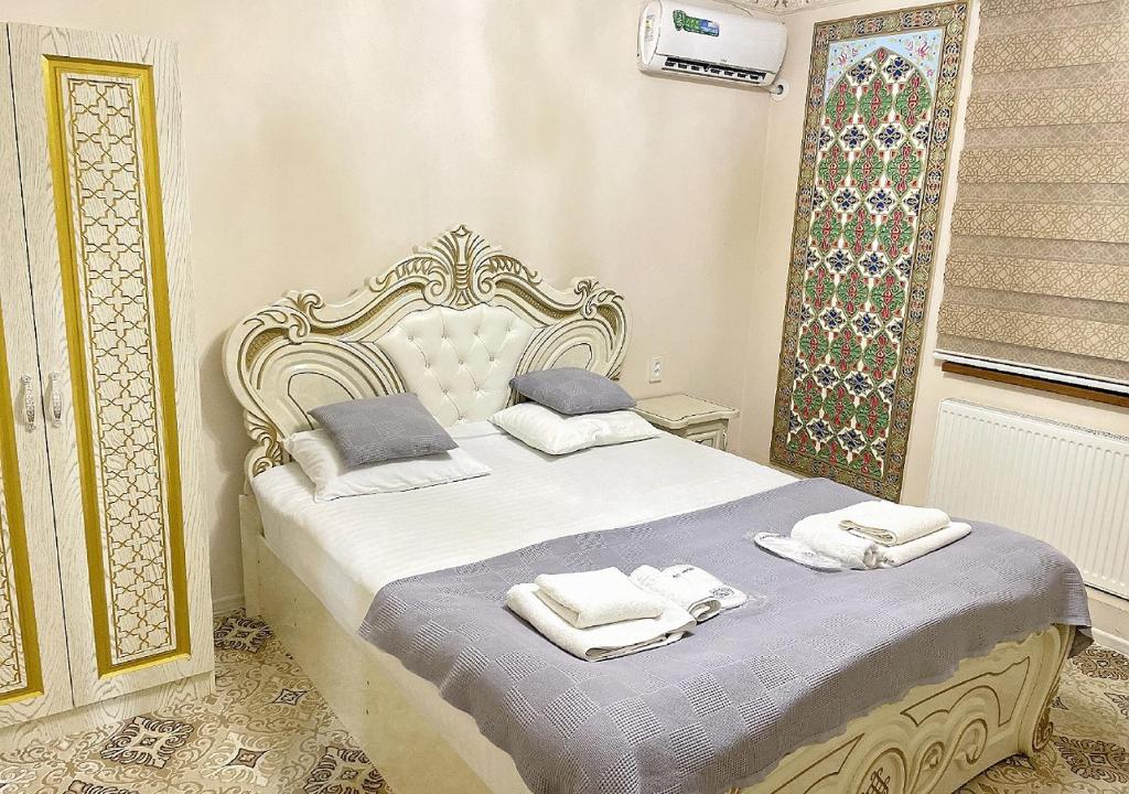 Postel nebo postele na pokoji v ubytování Faxriddin East Hotel