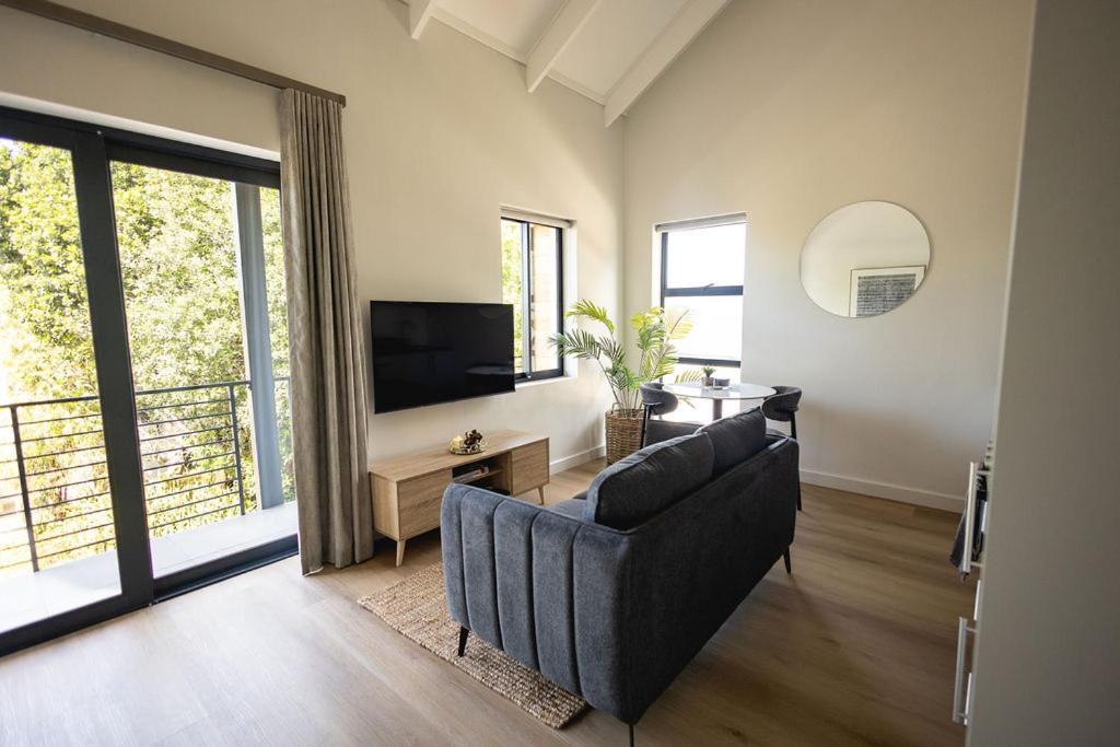 Μια τηλεόραση ή/και κέντρο ψυχαγωγίας στο Heaven & Earth Apartment 8