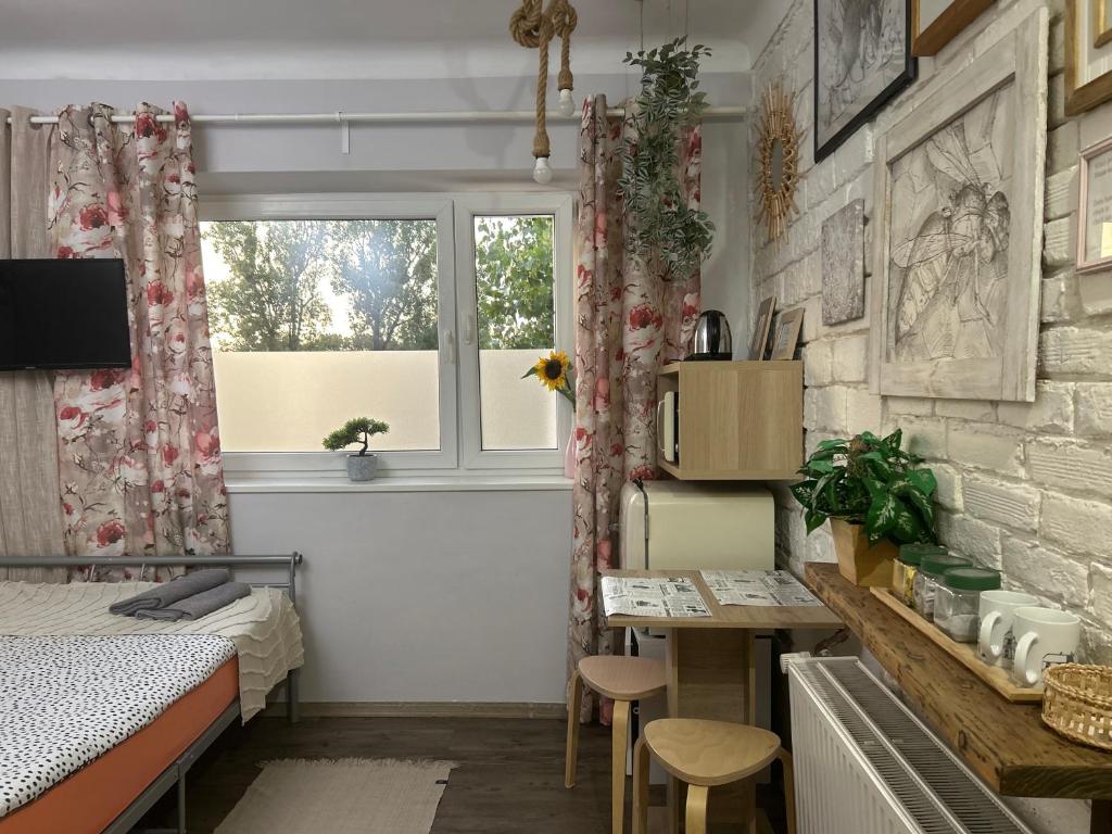 Ένα ή περισσότερα κρεβάτια σε δωμάτιο στο Warszawa pokój For You