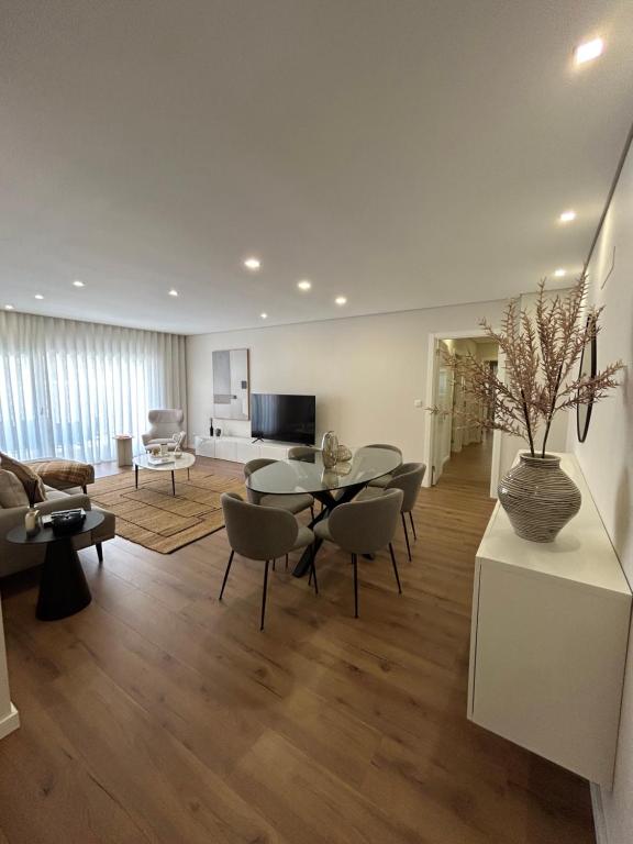 a living room with a table and chairs at The Place to Stay ! in Póvoa de Santa Iria