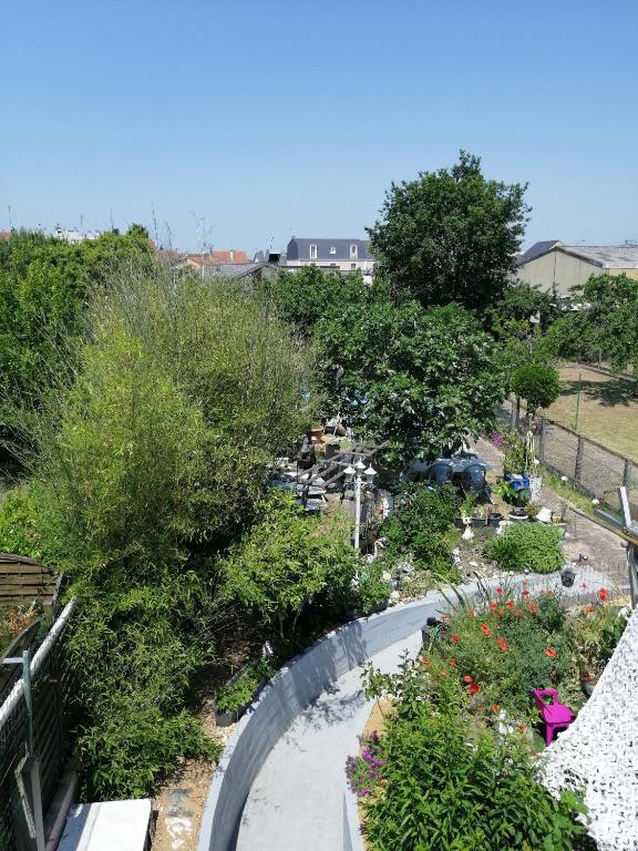 an overhead view of a garden with plants and trees at Maison d'hôte avec jardin in Le Mans