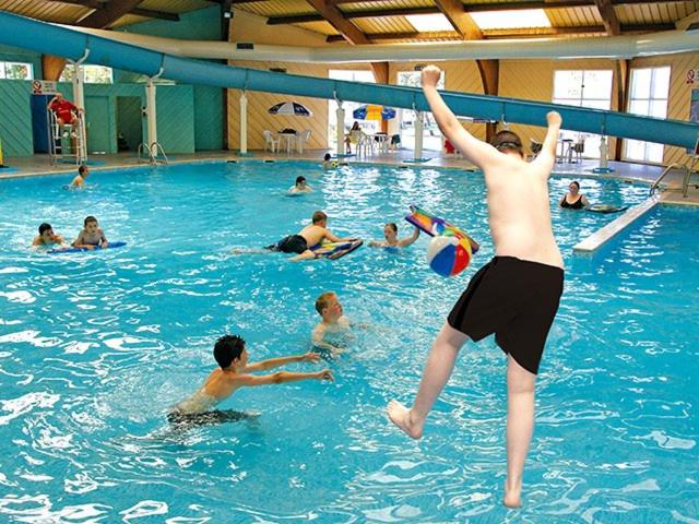 eine Gruppe von Menschen, die in einem Schwimmbecken spielen in der Unterkunft AJH Holiday Homes, Ty Mawr- Parkdeans Resort in Kinmel Bay