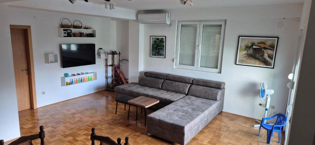un salon avec un canapé et une table dans l'établissement Apartment IN Ohrid, à Ohrid