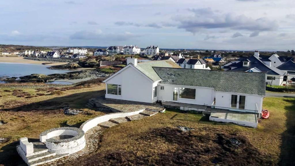 トレアルジルにあるAEL-Y-BRYN-5 BED- DRAMATIC SEA VIEWS - Sleeps 12の海の丘の上の白家