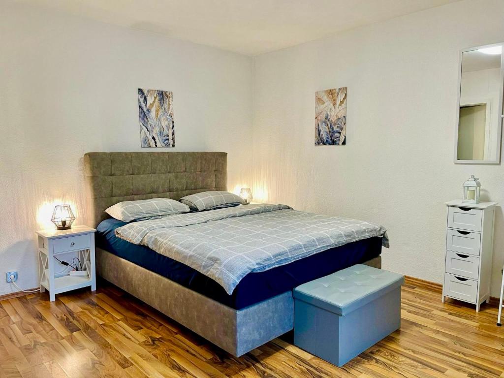 a bedroom with a bed and two night stands at EasyStay#1 Cozy Studio in Kliniknähe, mit Netflix,Küche & Bad in Bad Oeynhausen