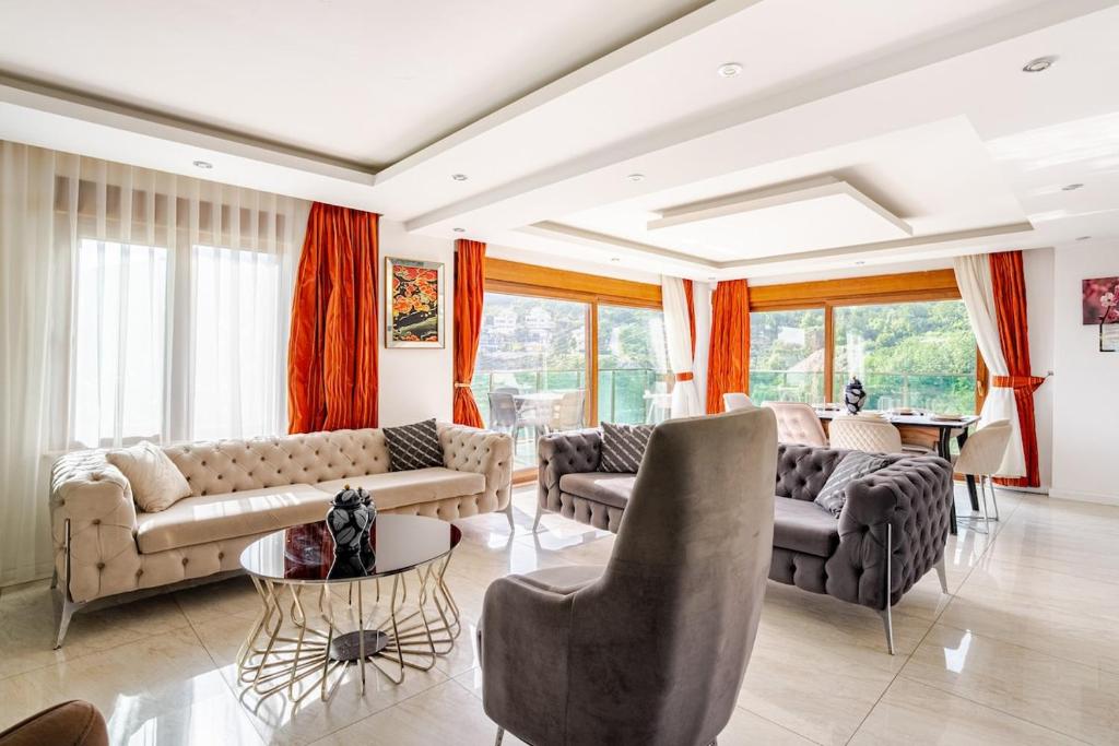 un salon avec deux canapés et une table dans l'établissement Alanya Luxury Villas 1, à Alanya