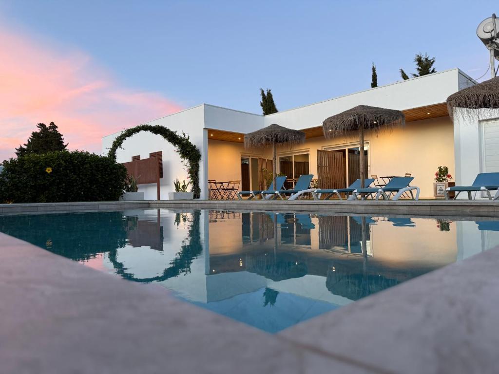 Πισίνα στο ή κοντά στο APARTAMENTOS LA MAR SALÁ piscina compartida