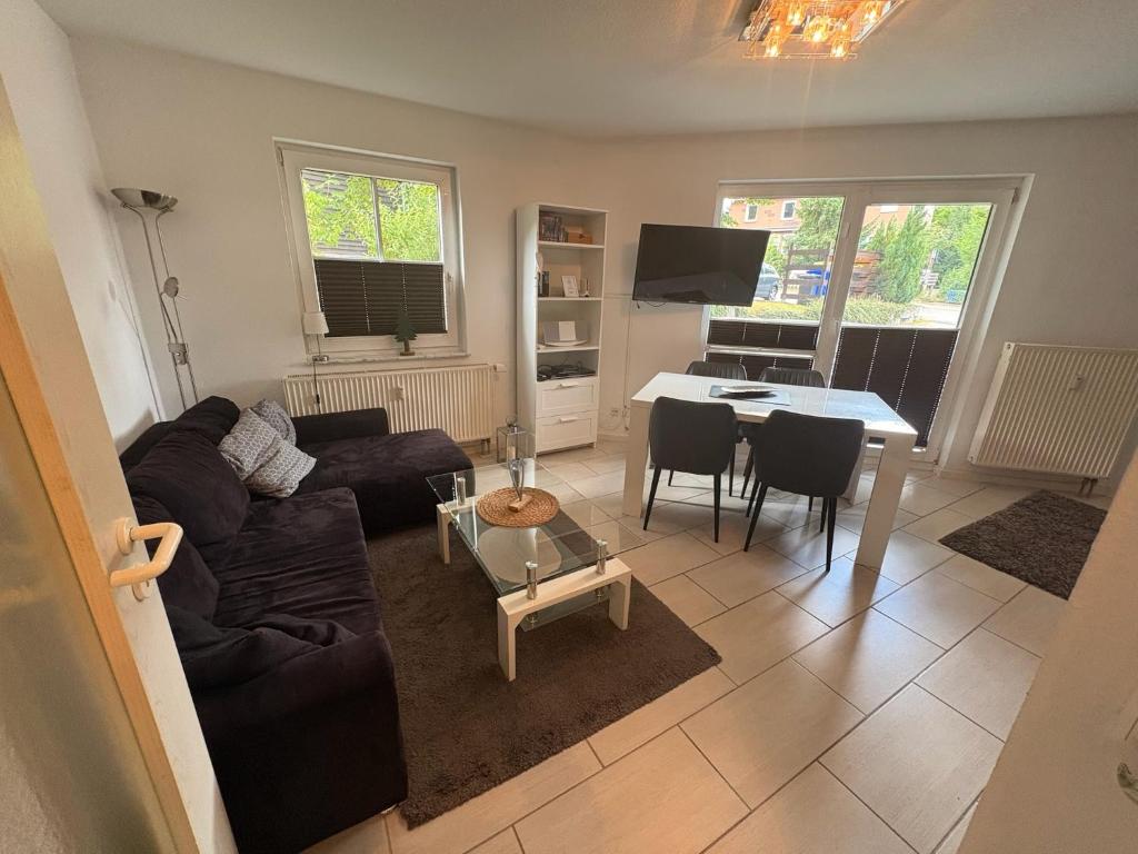 ein Wohnzimmer mit Sofa und Tisch in der Unterkunft Waldzeit Braunlage - WLAN - Parkplatz - Terrasse - ebenerdig in Braunlage