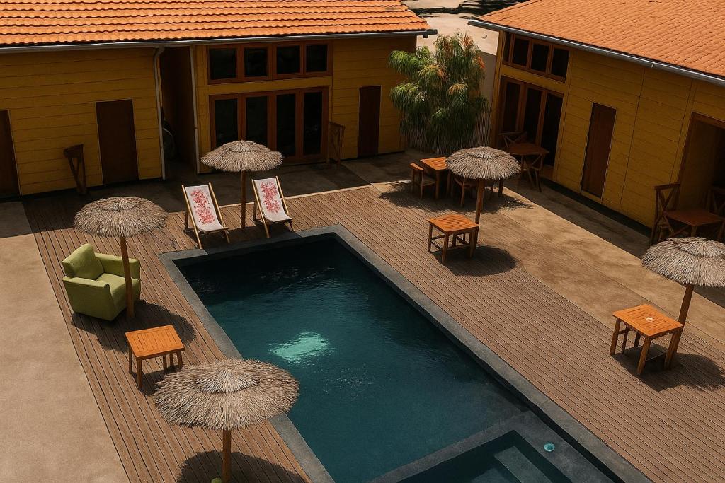 an overhead view of a swimming pool with umbrellas at Toti guest house 5 in São Tomé