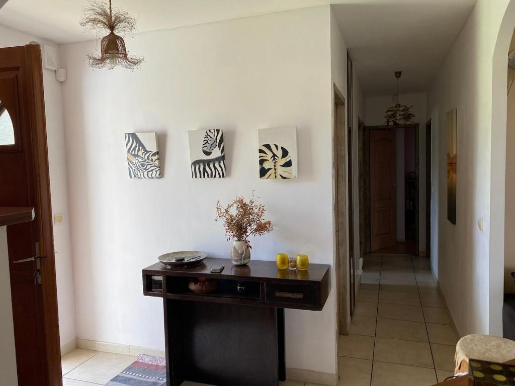 ジニャックにあるMaison agréable proche de Saint Guilhem-le-Desert 2 chambresのテーブル付きの部屋