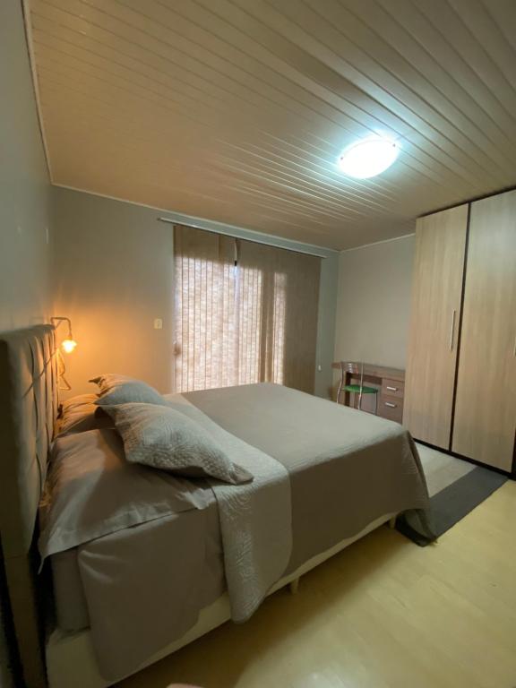 Ένα ή περισσότερα κρεβάτια σε δωμάτιο στο Quarto suíte privativa