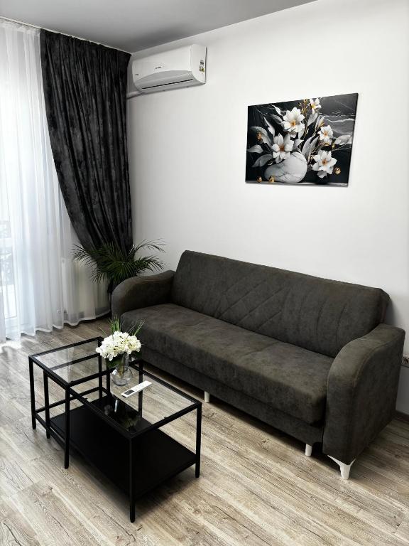 a living room with a couch and a coffee table at Anastasia Dragonul Roșu Spitalul Fundeni in Dobroeşti