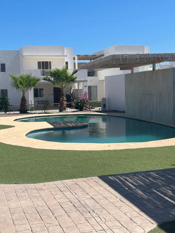 a swimming pool in front of a building at Casa Residencial Coral in San Carlos