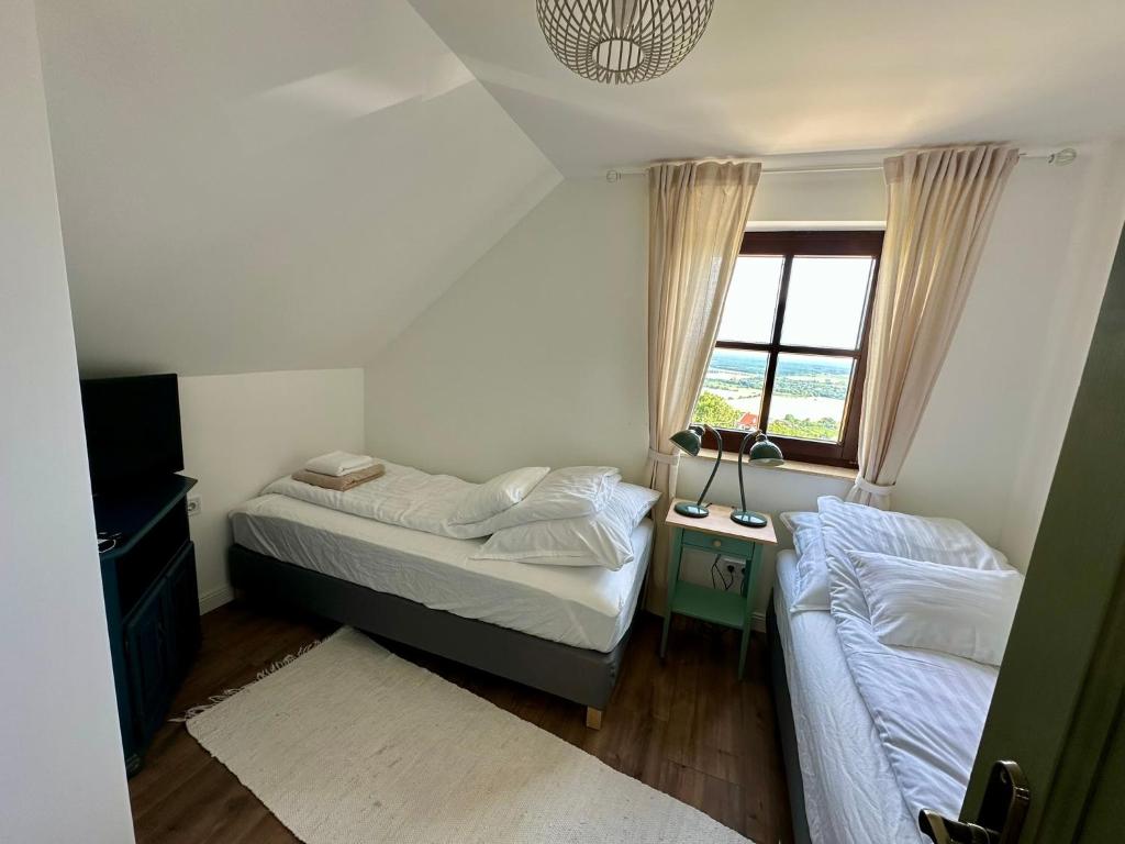 Postel nebo postele na pokoji v ubytování Fenn a Hegyen Vendégház Somló