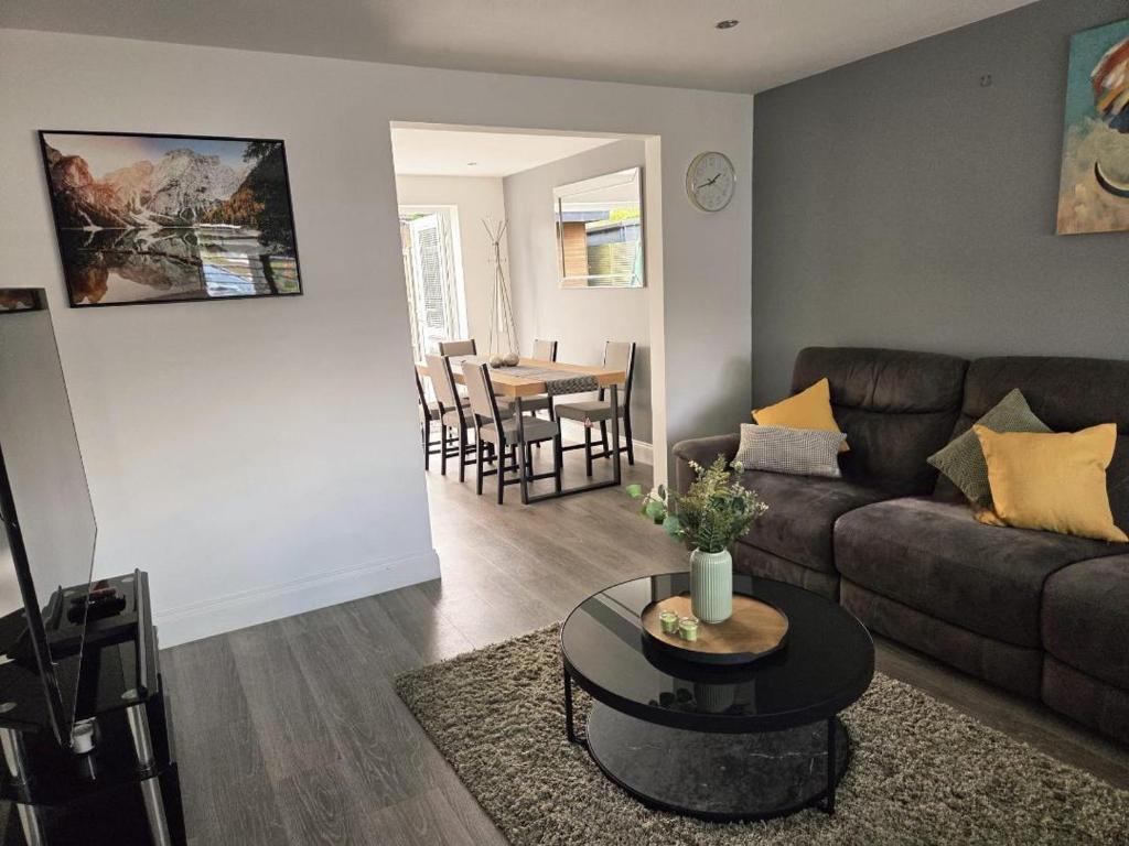 Χώρος καθιστικού στο 3 bedroom home in Horsham, West Sussex, with Free Parking