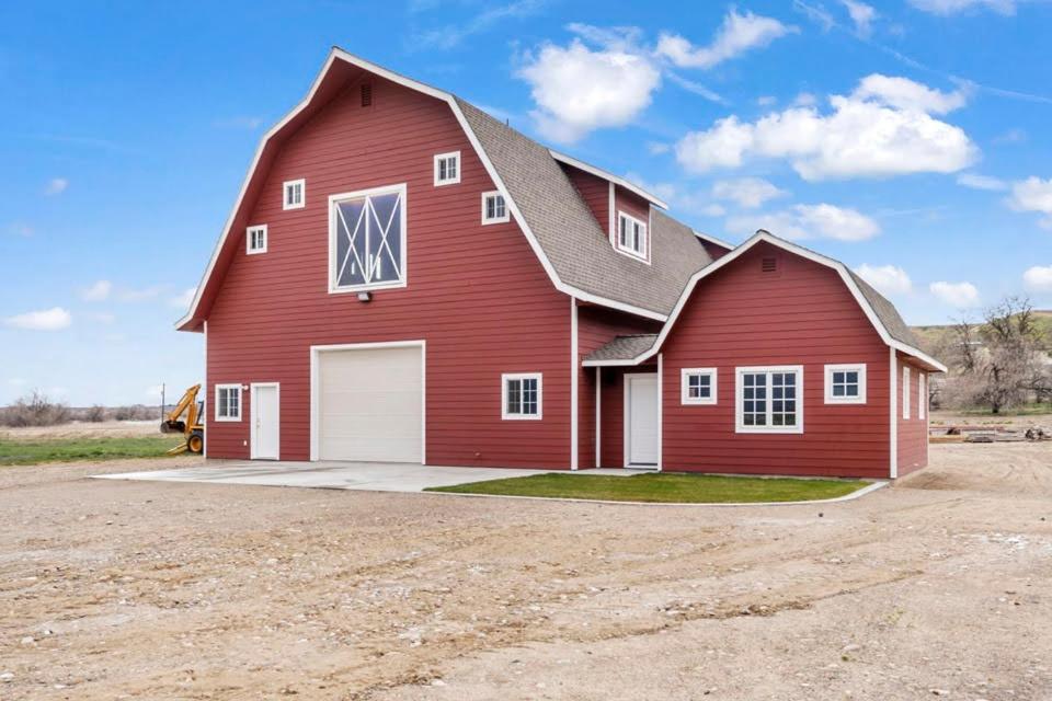 un granero rojo con un garaje blanco en Red Barn, en Fruitland