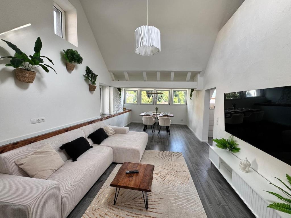 凯撒斯劳滕Sunshine的客厅里有一张沙发和一张桌子。