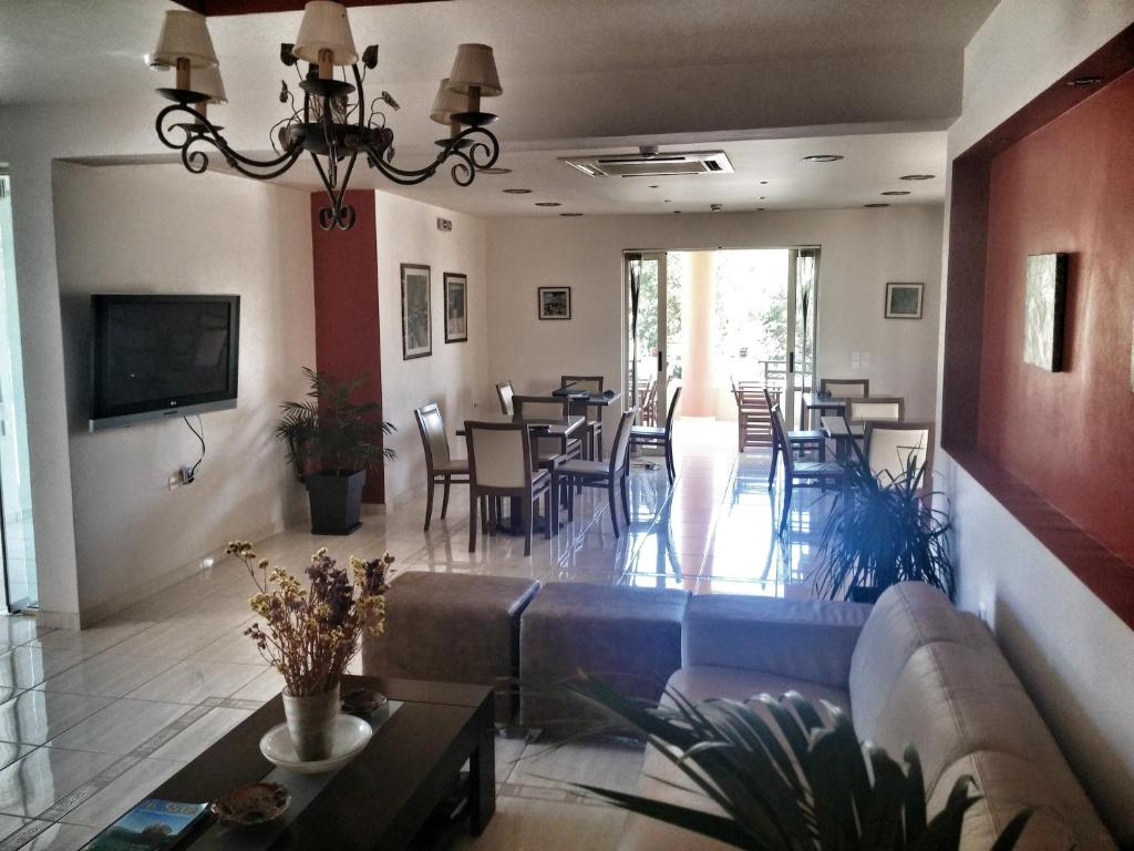 TV a/nebo společenská místnost v ubytování Ostria Hotel