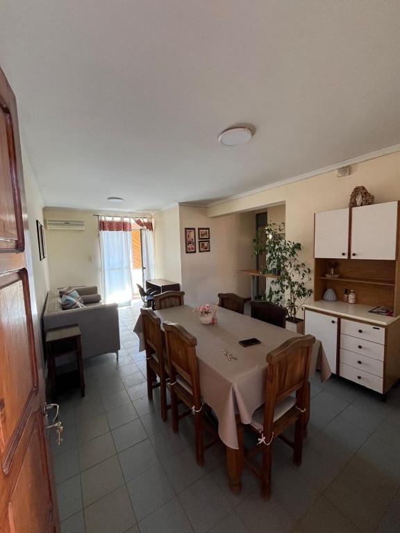 a kitchen and living room with a table and chairs at Apartamento Terminal - Consorcio Libertador in San Juan