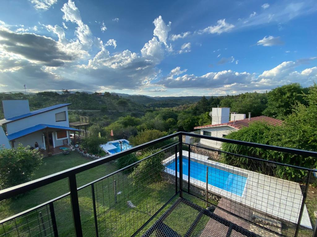 Blick vom Balkon einer Villa mit Swimmingpool in der Unterkunft Brisas Serranas in Villa Icho Cruz