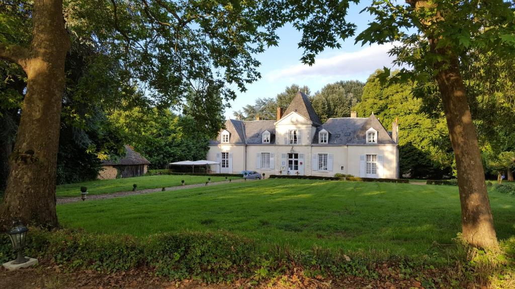 een groot wit huis met een grote tuin bij Domaine De Chatenay - Le Mans in Saint-Saturnin